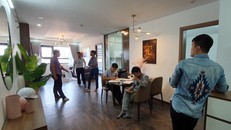 Người mua nhà tham quan tiến độ dự án