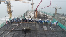 Cất nóc Dự án Ariyana Beach Resort & Suites Danang