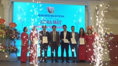 Ông Nguyễn Văn Đính – Phó Chủ tịch Thường trực, Tổng Thư ký Hội Môi giới BĐS Việt Nam trao quyết định cho các cá nhân nhận nhiệm vụ tại văn phòng đại diện tỉnh Hải Dương