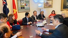 Bà Lord Mayor Sally Capp - Thị trưởng thành phố Melbourne tiếp đoàn công tác tại Toà thị chính thành phố.