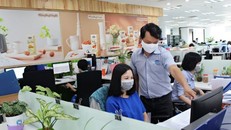 Nhân viên Công ty Vinamilk thực hiện nghiêm túc việc đeo khẩu trang tại nơi làm việc, phòng ngừa dịch bệnh. (Nguồn: Vinamilk)