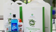 Những món quà với lời nhắn nhủ “Chúng ta sẽ cùng khỏe mạnh bước qua dịch bệnh” được gửi tới cho cư dân.