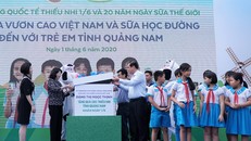 Phó Chủ tịch nước Đặng Thị Ngọc Thịnh cùng các đại biểu mở món quà đặc biệt dành tặng các em học sinh nhân ngày tết thiếu nhi 