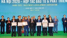 Ông Đỗ Quang Hiển – Chủ tịch HĐQT kiêm Tổng Giám đốc Tập đoàn T&T Group (hàng phía trước, thứ nhất từ phải sang) thay mặt T&T Group nhận quyết định chủ trương đầu tư dự án Cụm công nghiệp Nam Phúc Thọ.