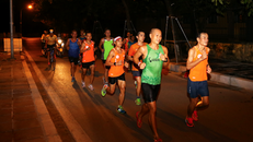 Chạy theo cung đường VPBank Hanoi Marathon, thấy một Hà Nội lãng mạn đêm Thu
