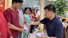 Ông Phạm Thế Hùng – PTGĐ Kinh doanh Tập đoàn Sơn Hà trao quà cho bà con nhân dân huyện Phú Lộc, tỉnh Thừa Thiên – Huế