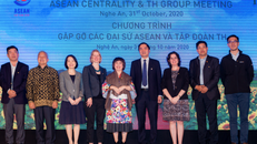 Các đại sứ ASEAN và đối tác ASEAN chụp ảnh lưu niệm cùng bà Thái Hương, Nhà sáng lập – Chủ tịch Hội đồng Chiến lược Tập đoàn TH (đứng giữa).