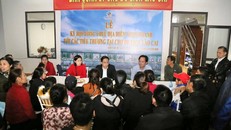 Tiểu thương Lào Cai nhộn nhịp ký hợp đồng, trang trí ki ốt chuẩn bị về kinh doanh tại chợ mới