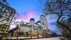 Hoàng hôn thơ mộng ở The Manor Hanoi.