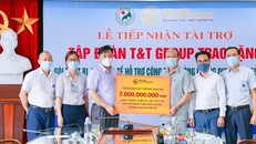 Ông Nguyễn Tất Thắng, Phó Tổng Giám đốc Tập đoàn T&T Group trao ủng hộ 7 tỷ đồng mua trang thiết bị và vật tư y tế cho TS.BS Nguyễn Văn Thường, Giám đốc Bệnh viện đa khoa Đức Giang.