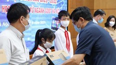 Hưởng ứng lễ phát động trực tuyến chương trình “Sóng và máy tính cho em” của Chính phủ, các địa phương bắt đầu trao tặng máy tính cho học sinh nghèo. Ảnh TTXVN