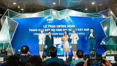 TS. Lê Ngọc Dũng - Ủy viên Ủy ban Trung ương MTTQ Việt Nam, Chủ tịch Hội mỹ nghệ kim hoàn Đá quý Việt Nam trao chứng nhận thành viên cho Công ty TNHH Vàng bạc đá quý FLC (FJC)