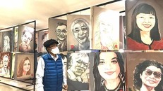 Nhà báo Huỳnh Dũng Nhân tại không gian triển lãm trước ngày mở cửa.