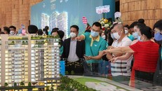 Khách hàng tìm hiểu cơ hội đầu tư căn hộ hạng sang tại dự án FIATO Premier trung tâm TP Thủ Đức.