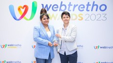 Phó Giám Đốc, The Parent Inc Việt Nam (bên phải) trao giải cho Giám đốc Ngành hàng Dinh dưỡng dành cho trẻ em, công ty Nestlé Việt Nam.