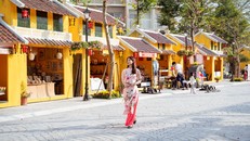 Với không gian ấn tượng, phố đi bộ Pont de Long Bien luôn là địa điểm lý tưởng để ghi lại những khoảnh khắc du xuân đáng nhớ. Ảnh: Home Hanoi Xuan 2023