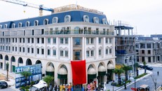 Hệ facade chế tác tỉ mỉ với đá Marble Travertine (tầng 1,2), đá Moca Limestone (tầng 3,4,5), vách nhôm trang trí Hunter Douglas, hệ kính hộp Kibing phủ 2 lớp Low E tiêu chuẩn cách âm, cách nhiệt quốc tế…