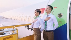 Hình ảnh tiếp viên với bàn tay đặt trên ngực trái và nụ cười thường trực trên môi đã làm nên thương hiệu của Bamboo Airways.