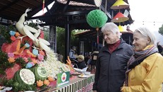  Khách nước ngoài hào hứng tham quan gian hàng các món ăn tại Hội thi Ẩm thực Du lịch Quảng Bình 2022 (nguồn: Báo Quảng Bình).