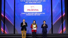 Bà Mandy Trần - Phó Tổng Giám đốc Phát triển Kinh doanh Kênh Đại lý, đại diện Prudential nhận Cúp và Chứng nhận từ chương trình.