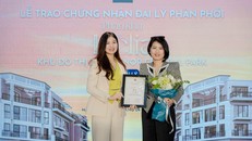  Đại diện Chủ đầu tư trao chứng nhận Tổng đại lý cho Grand M 