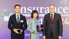 Bà Nguyễn Thanh Hà – Phó Tổng Giám Đốc Giao dịch bảo hiểm (đứng giữa) và ông Lương Thế Vinh – Giám đốc Sản phẩm (ngoài cùng bên trái) tại lễ trao giải Insurance Asia Awards 2024.
