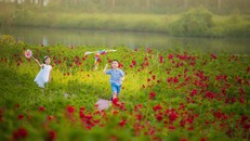 Trẻ em vui chơi tại khu đô thị Ecopark.