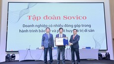 Ông Bolat Akchulakov, Chủ tịch Liên hiệp Unesco Thế giới và ông Nguyễn Tuấn Anh, Phó trưởng ban Công tác Đại biểu, UB Thường vụ Quốc hội trao chứng nhận vinh danh Tập đoàn Sovico Group, doanh nghiệp có nhiều đóng góp trong hành trình bảo tồn và phát huy giá trị di sản 2024.