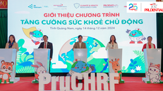 Đại diện Prudential Việt Nam, đối tác và chính quyền địa phương thực hiện nghi thức khởi động dự án.