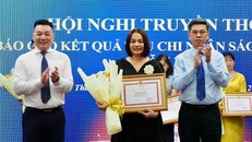 Đại diện Prudential Việt Nam nhận bằng khen tại hội nghị truyền thông báo cáo kết quả thu chi ngân sách nhà nước TP.HCM.