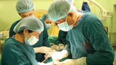 GS.TS Trần Thiết Sơn, PGS. TS Phạm Thị Việt Dung trực tiếp thực hiện phẫu thuật.