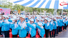 Các em học sinh tham gia trò chơi tại sự kiện Ngày hội An toàn giao thông cấp liên tỉnh.