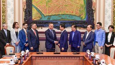 Ông Timothy Murphy và ông Bùi Xuân Cường bắt tay, đánh dấu buổi gặp mặt.