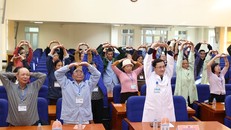 Đại diện Quỹ Ngày mai Tươi sáng tham gia buổi sinh hoạt cùng các bệnh nhân ung thư tại Bệnh viện K.