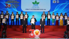 Đồng chí Lê Minh Hoan – Phó Chủ tịch Quốc hội trao chứng nhận cho đại diện Nông dược HAI.