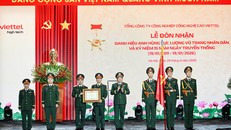 Thượng tướng Phạm Hoài Nam, Ủy viên Trung ương Đảng, Ủy viên Thường vụ Quân ủy Trung ương, Thứ trưởng Bộ Quốc phòng, trao danh hiệu Anh hùng Lực lượng vũ trang nhân dân cho Viettel High Tech.