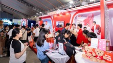Gian hàng của Prudential Việt Nam thu hút nhiều khách tham quan đến tìm hiểu thông tin và trải nghiệm hoạt động.