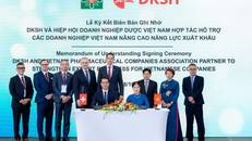 Ông Charaf Kadri, Phó Chủ tịch, Ngành hàng Chăm sóc Sức khỏe, DKSH Việt Nam (ngồi bên trái) và Bà Trần Thị Thu, Phó Chủ tịch Thường trực Hiệp hội Doanh nghiệp Dược Việt Nam (ngồi bên phải), đã đại diện cho hai đơn vị ký kết Biên bản ghi nhớ (MOU).