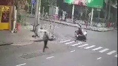 Các tên cướp bị ngã khi bi truy đuổi. Ảnh cắt từ clip