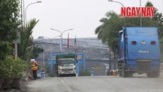 Mỗi ngày có khoảng 600 xe tải 10 tấn chở rác vào Bãi rác Đa Phước. Ảnh: Linh Vũ