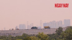 Xe chở rác hoạt động ngày đêm tại Bãi rác Đa Phước. Mỗi lần tấm bạt phủ được mở ra là mùi hôi bao trùm cả khu vực. Ảnh Linh Vũ