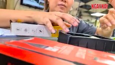 Khi được yêu cầu, nhân viên cửa hàng Hoàng Dung sẽ đóng mộc bảo hành. Ảnh: Cắt từ clip