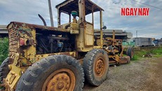 Xe phục vụ công trình hoen gỉ vì cầu vượt dừng thi công. Ảnh: Xuân Thời