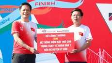 Bộ trưởng Bộ Công thương Trần Tuấn Anh tặng hệ thống điện mặt trời cho Trung tâm Y tế Quân dân y đảo Bé. Ảnh: Báo Tiền Phong