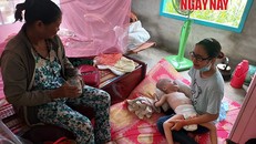 Bà Liên cùng con gái và cháu ngoại trong căn nhà bị đập phá. Ảnh: Xuân Thời