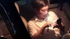 Ông Nguyễn Văn Điều ngồi trong xe xem điện thoại sau khi gây tai nạn chết người.