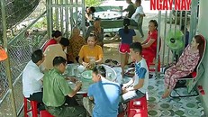 Công an huyện Cẩm Mỹ đến làm việc với gia đình anh Q.. Ảnh: Xuân Thời