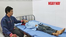 Ông Châu chăm con gái nằm viện. Ảnh: Xuân Thời