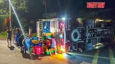 Người dân cùng nhau gom tôm giúp chủ xe. Ảnh: Xuân Thời