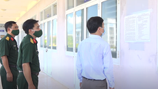 Kiểm tra Ký túc xá Trường Đại học Phạm Văn Đồng để làm khu cách ly. Ảnh: Chụp từ Truyền hình báo Quảng Ngãi